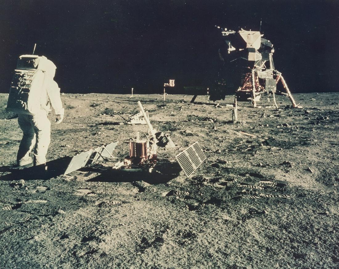 Apollo 11.-  Buzz Aldrin stands next to the seismic (1 of 1)