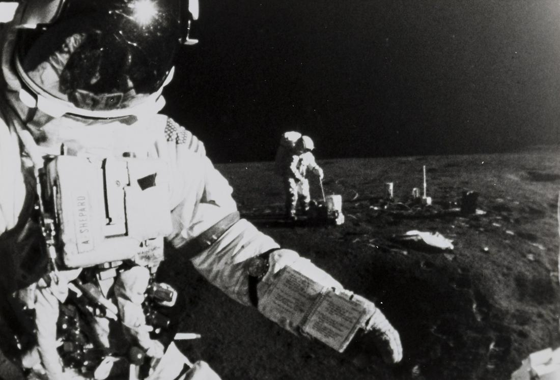 Apollo 14.- Mitchell (Edgar) Alan Shepard holds the (1 of 2)