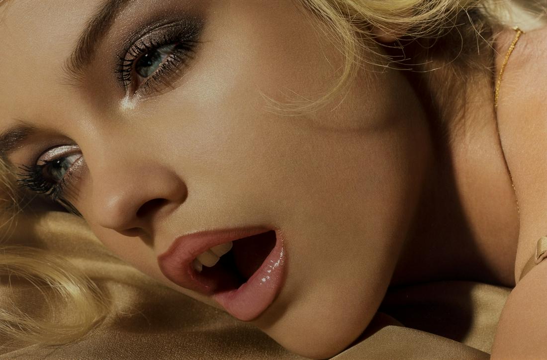 δ Miles Aldridge (b.1964) Venus Smiles #5: δ Miles Aldridge (b.1964)Venus Smiles #5Chromogenic print in colours, 2001, signed and numbered from the edition of 6 verso, flush-mounted to aluminium, sheet 1020 x 1520mm (40 x 60in) (framed)&#