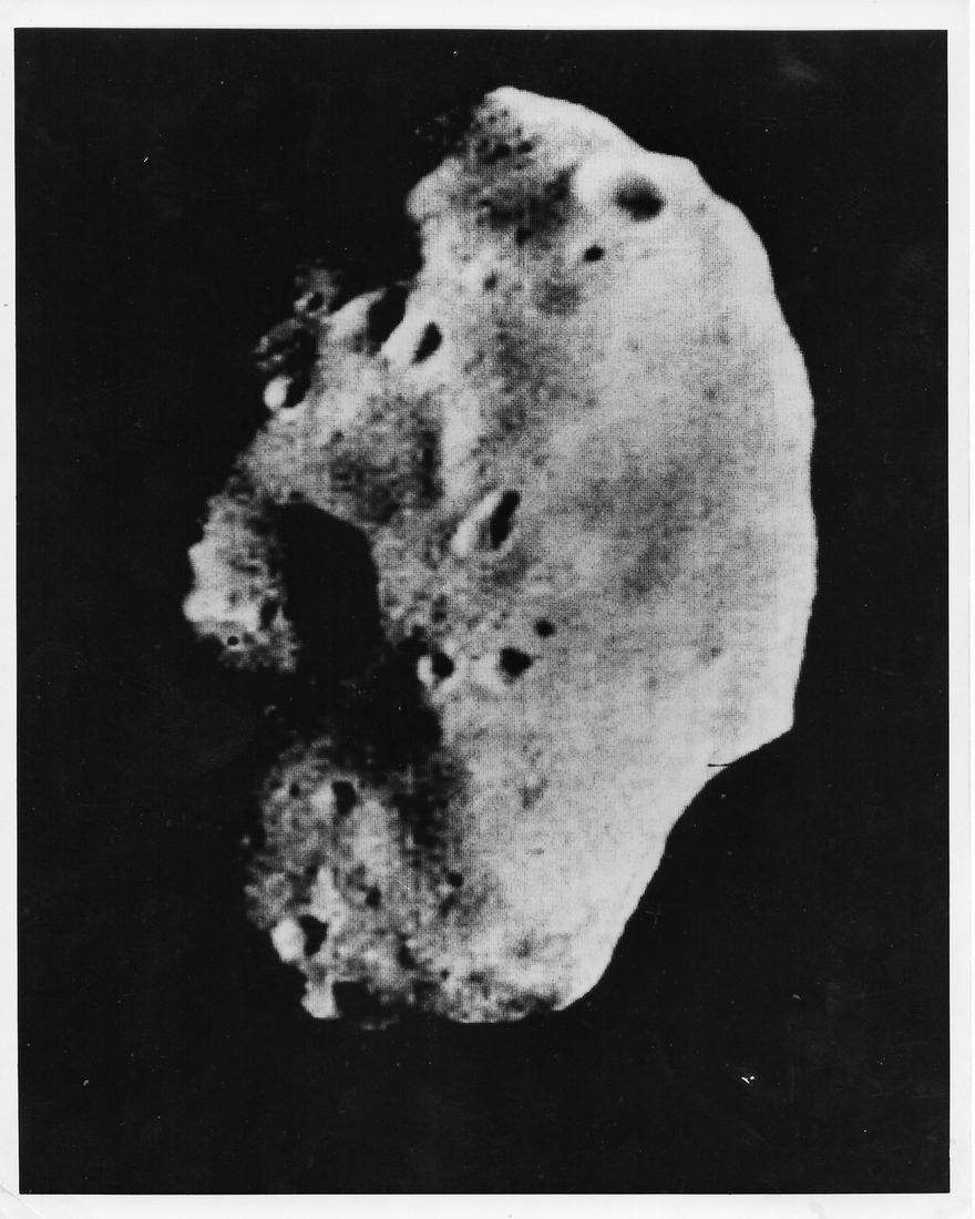 Space.- Phobos, vintage gelatin silver print, Mariner 9, 1979. (1 of 2)
