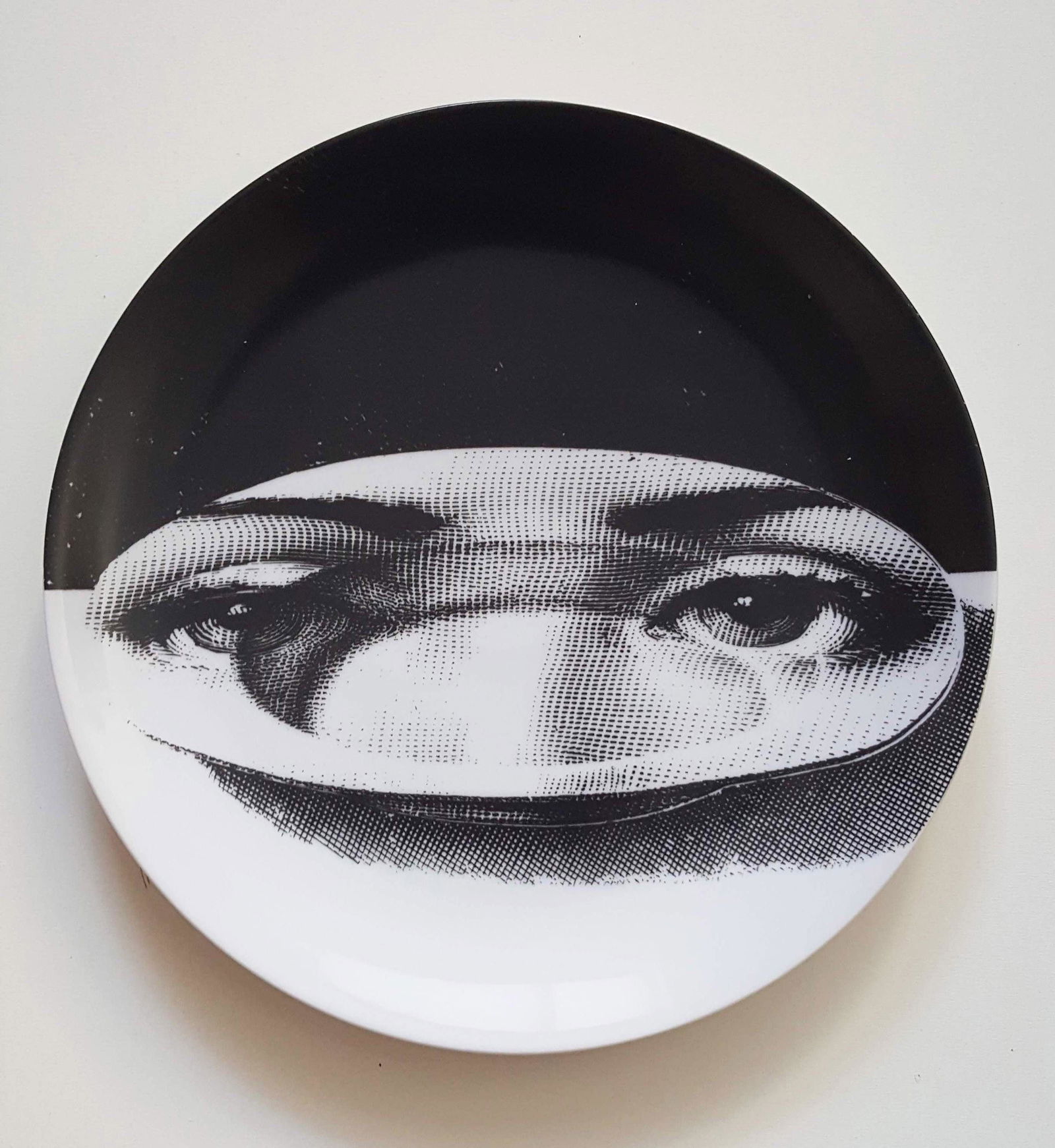 Fornasetti Tema E Variazioni #118 Plate, ca.1950s-60s: Fornasetti Tema E Variazioni #118 Plate, ca.1950s-60s. Made in Italy, d.10in.