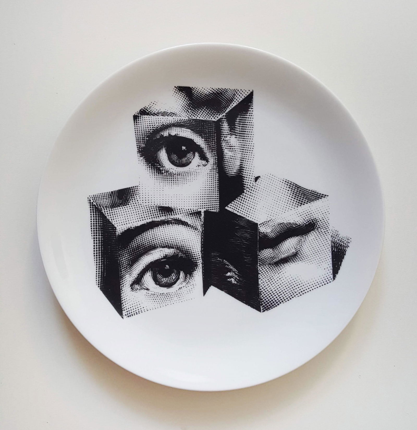 Fornasetti Tema E Variazioni #112 Plate, ca.1950s-60s: Fornasetti Tema E Variazioni #112 Plate, ca.1950s-60s. Made in Italy, d.10in.