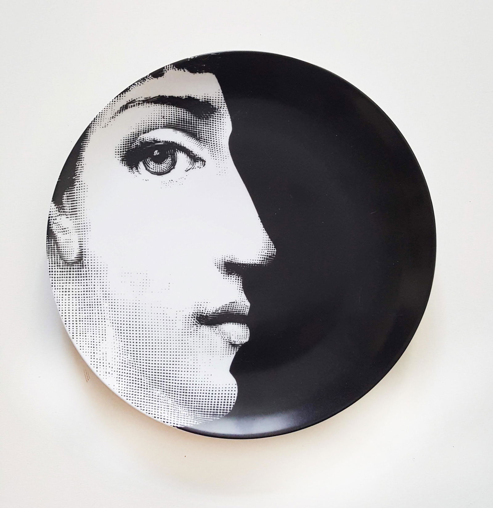 Fornasetti Tema E Variazioni #114 Plate, ca.1950s-60s: Fornasetti Tema E Variazioni #114 Plate, ca.1950s-60s. Made in Italy, d.10in.