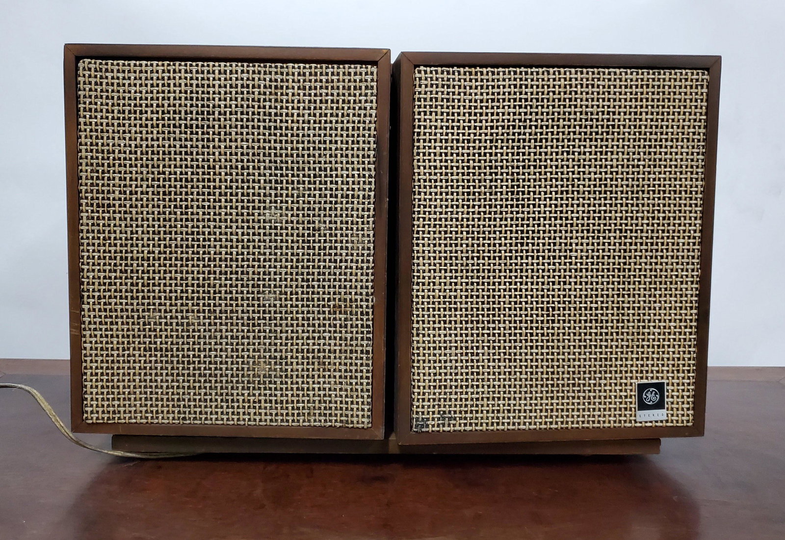 General Electric Stereophonic Walnut Case Table Radio: Mid Century General Electric Stereophonic Tube T1000-C Table Radio with Walnut case. ca. 1963.