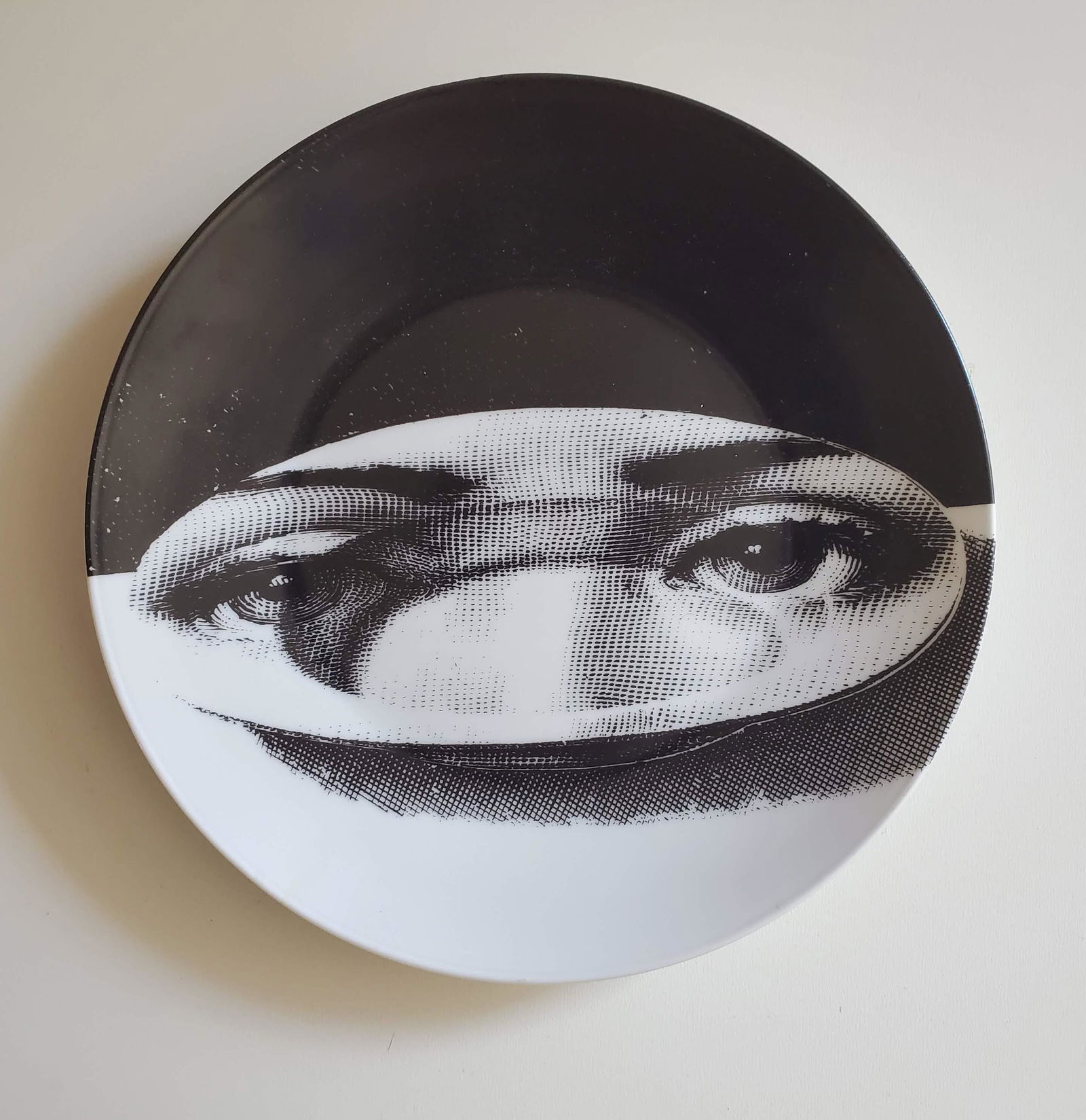 Fornasetti Tema E Variazioni #118 Plate, ca.50s-60s.: Fornasetti Tema E Variazioni #118 Porcelain Plate, ca.50s-60s. Made in Italy . D. 10.5in