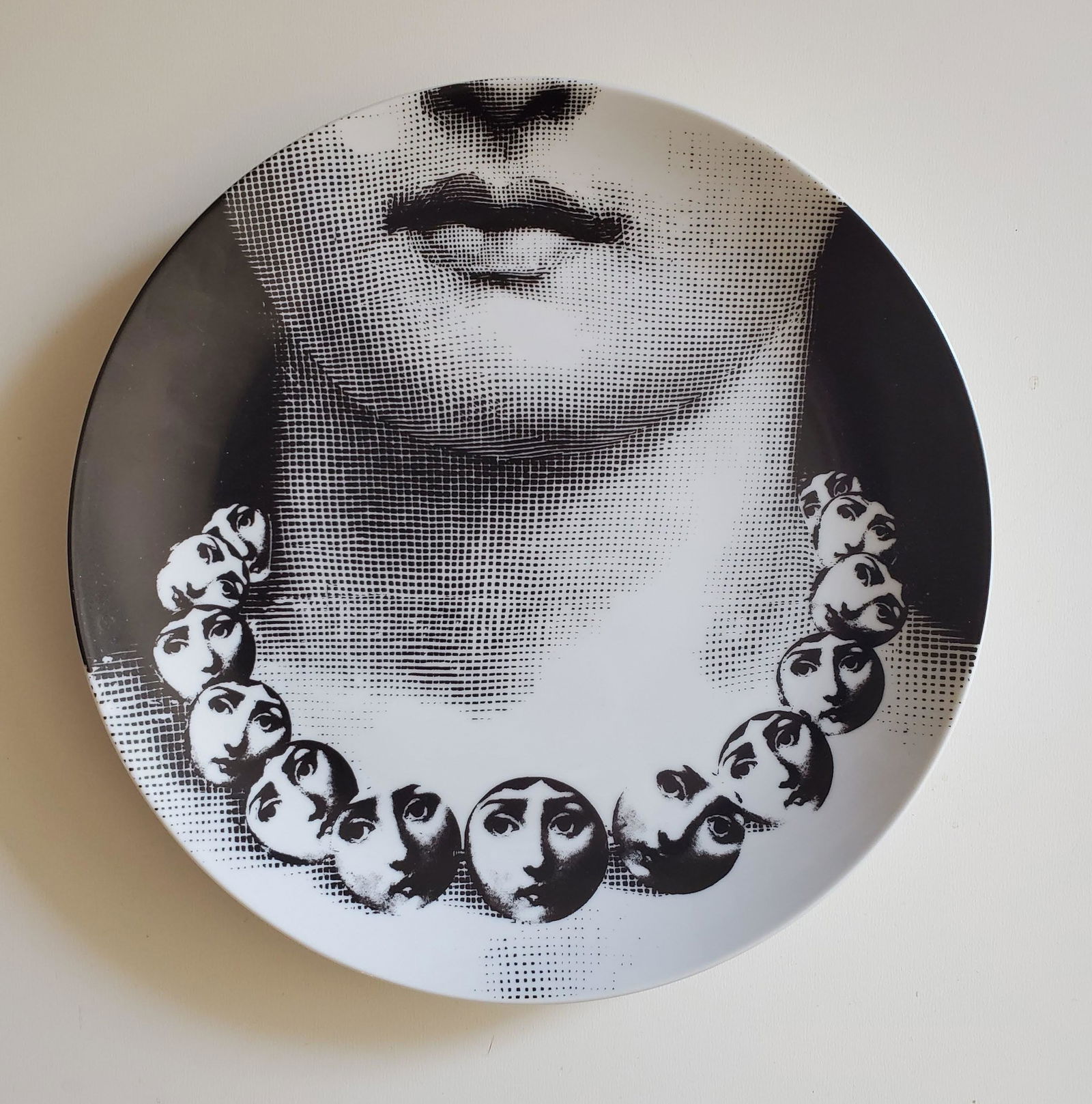 Fornasetti Tema E Variazioni #107 Plate, ca.50s-60s.: Fornasetti Tema E Variazioni #107 Porcelain Plate, ca.50s-60s. Made in Italy . D. 10.5in