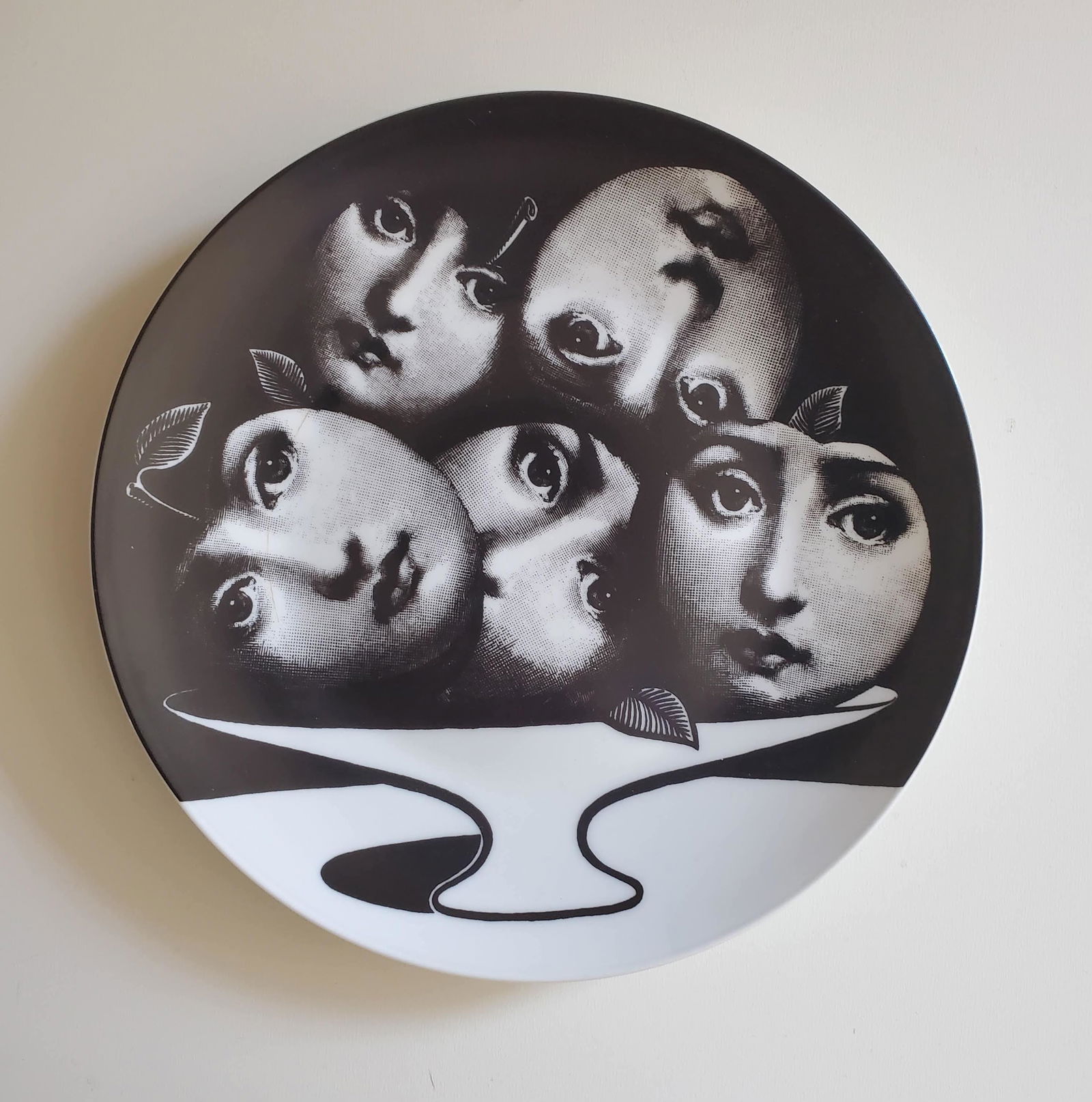 Fornasetti Tema E Variazioni #104 Plate, ca.50s-60s.: Fornasetti Tema E Variazioni #104 Porcelain Plate, ca.50s-60s. Made in Italy . D. 10.5in