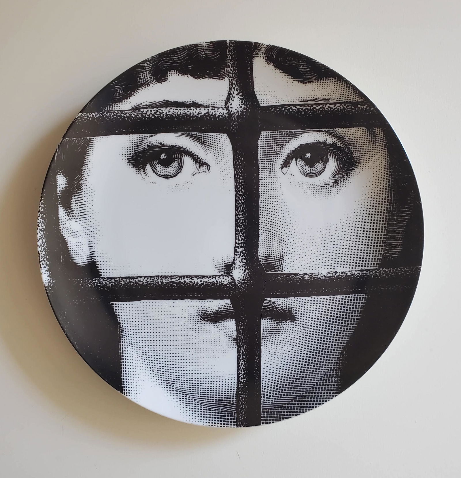 Fornasetti Tema E Variazioni #121 Plate, ca.50s-60s.: Fornasetti Tema E Variazioni #121 Porcelain Plate, ca.50s-60s. Made in Italy . D. 10.5in