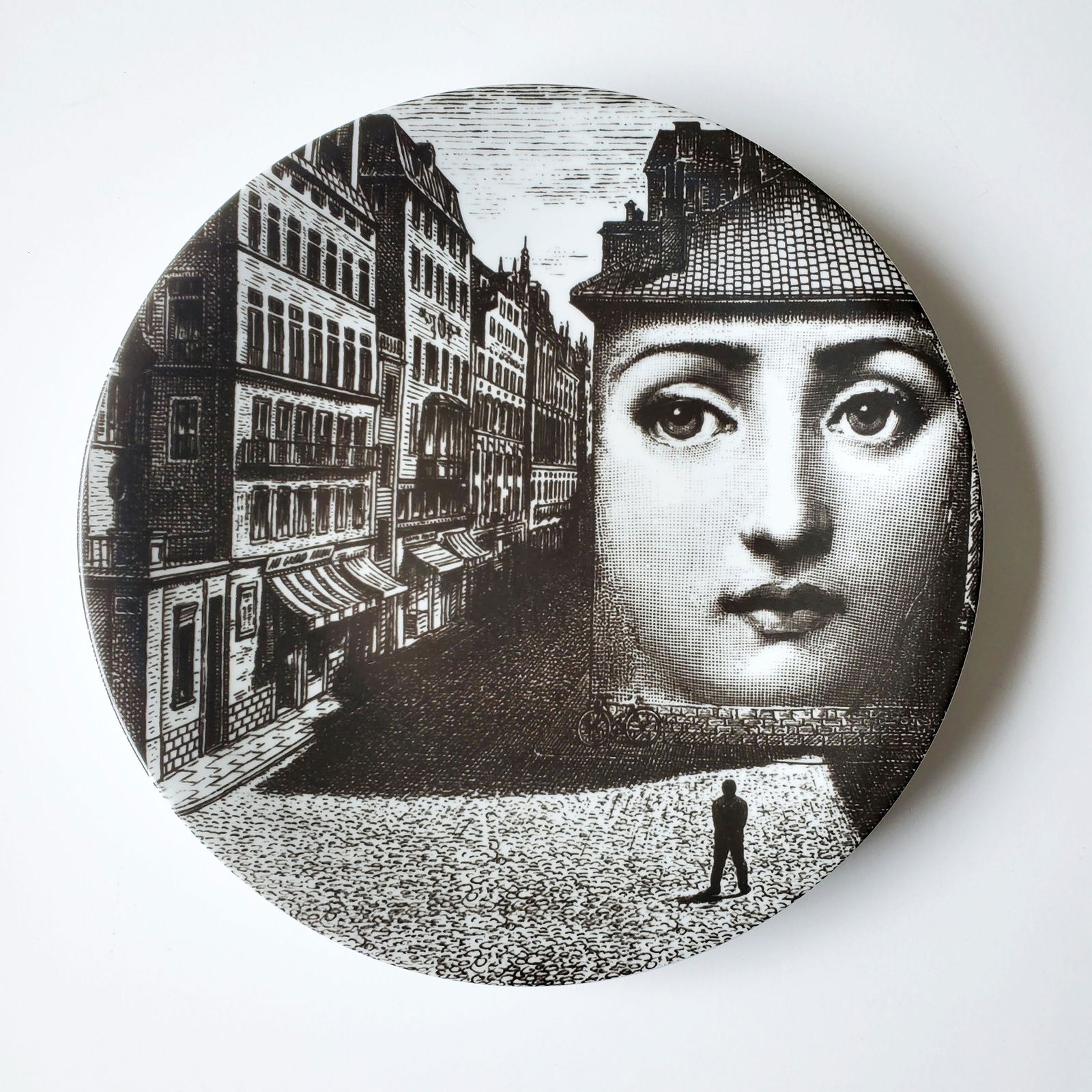 Fornasetti Tema E Variazioni #223 Porcelain Plate, 1950s-70s: Piero Fornasetti Milano Tema E Variazioni #223 Porcelain Plate, ca. 1950s-70s. D. 10.25 in.