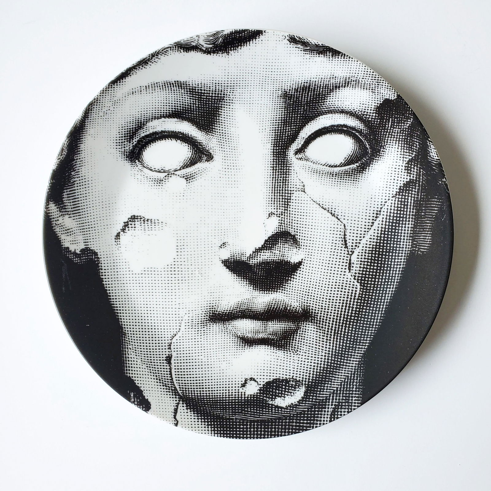 Fornasetti Tema E Variazioni #125 Porcelain Plate, 1950s-70s: Piero Fornasetti Milano Tema E Variazioni #125 Porcelain Plate, ca. 1950s-70s. D. 10 in.