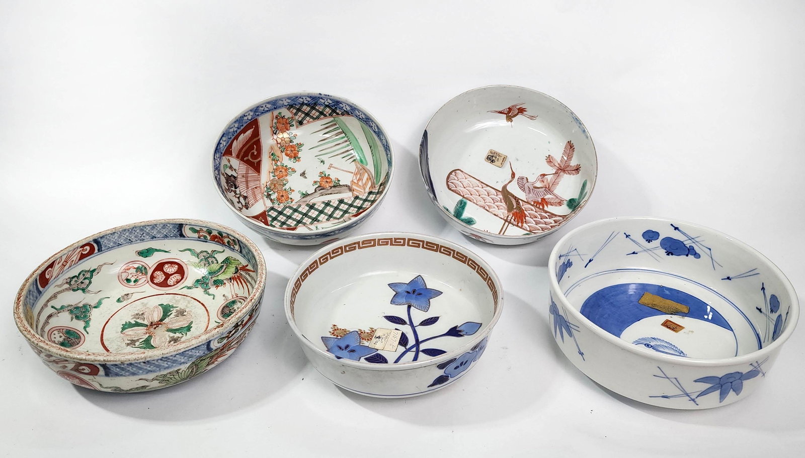 Lot of 5 Antique Japanese Export Imari Bowls: Lot of 5 Antique Japanese Export Imari Bowls, ca. 19th- 20th century. Largest d. 7.75 inches, h. 2.75 inches.