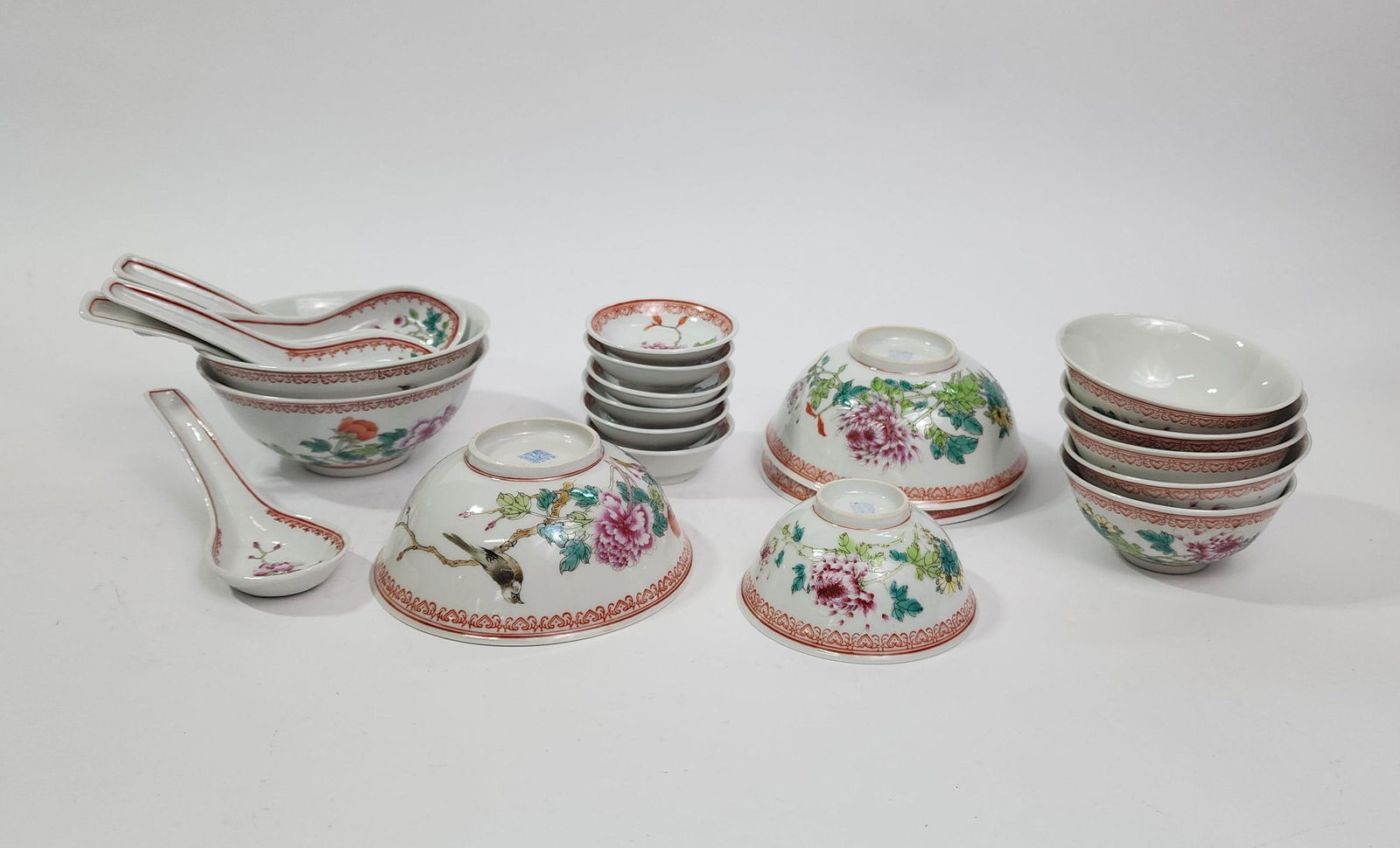 Lot of 23 Chinese Export Porcelain Dishes (1 of 8)