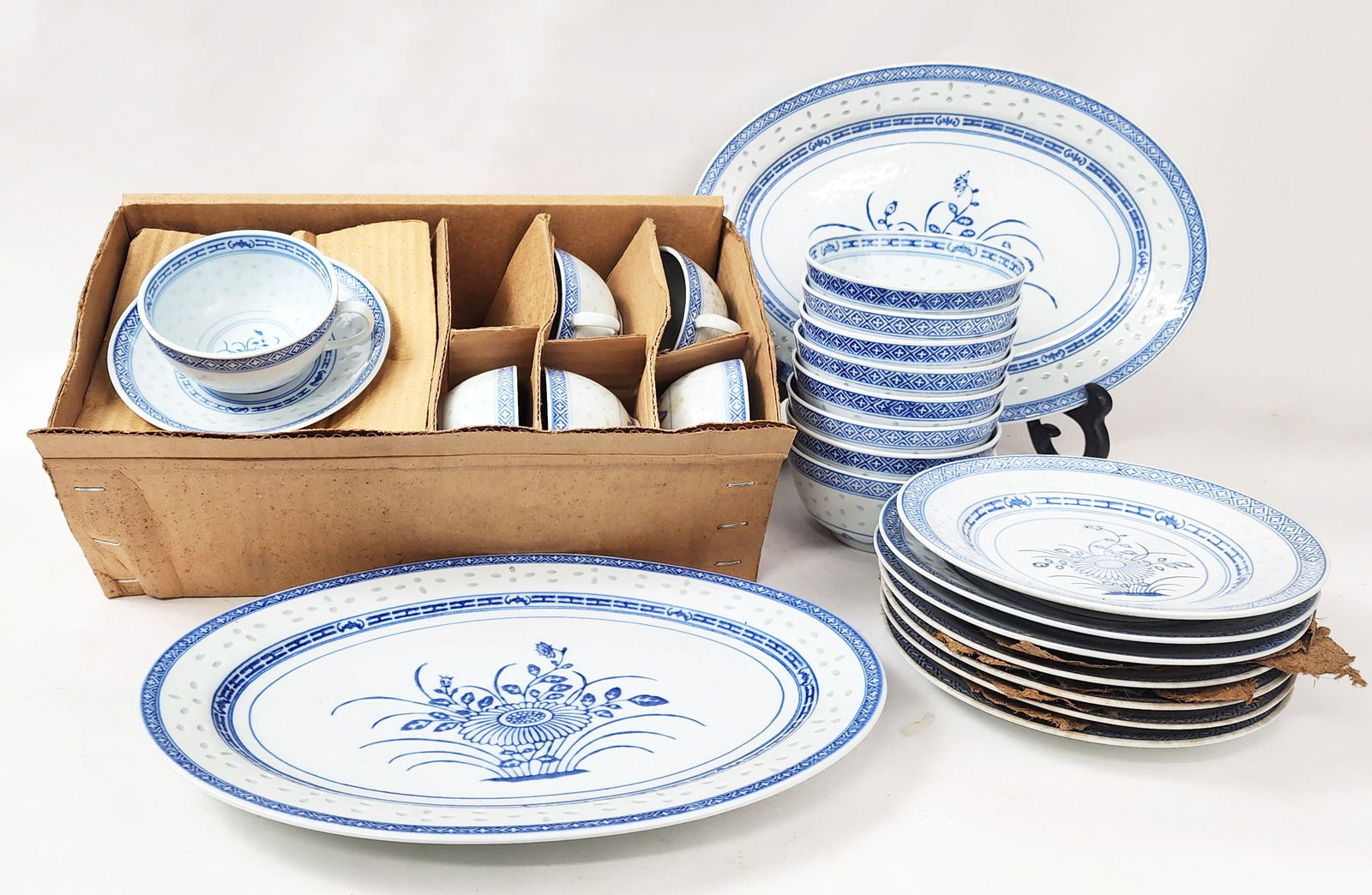 Vintage Tienshan Chinese Export Rice Pattern 30 Pcs Tea Set: Vintage New Old Stock Tienshan Chinese Export Rice Pattern 30 Pcs Tea Set, ca. 1970s. Set includes; Six Tea cups Six Saucers Six dessert plates d. 7 inches Eight bowls d. 4.5 inches Two oval serving p