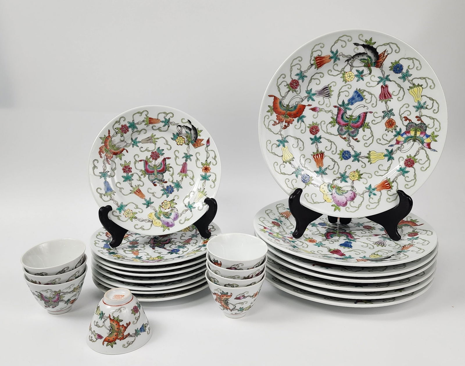 Chinese Export Jingdezhen Famille Rose Porcelain 23 Pcs Dinner Set with Butterflies: Chinese Export Jingdezhen Famille Rose Porcelain 23 Pcs Dinner Set with Butterflies . The set includes; 7 dinner plates- d. 10 inches 8 salad/ dessert plates- d. 7 inches 8 cups, circa 1970s. Provenan
