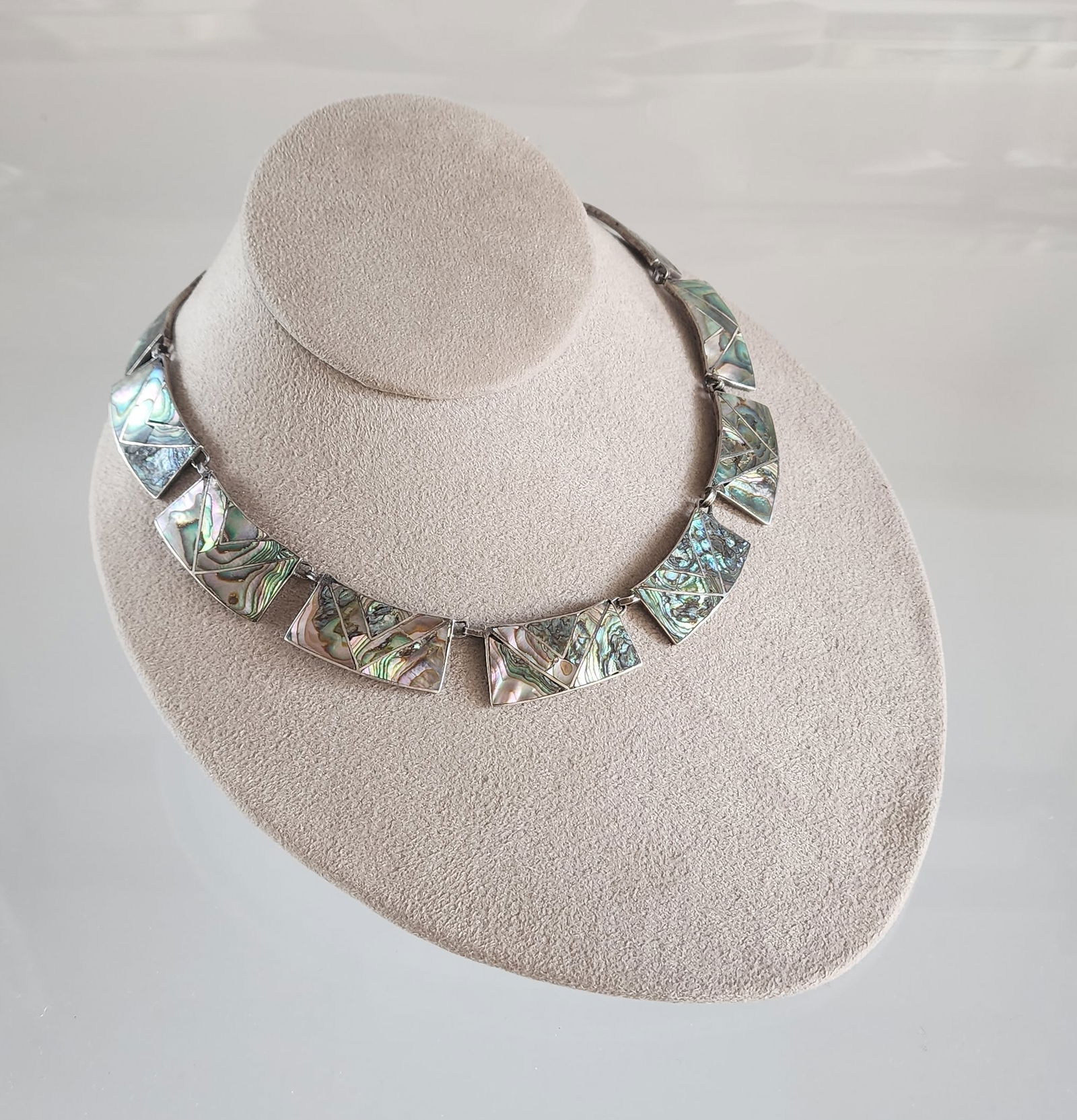 Estate Vintage Mexican Sterling Silver & Abalone Necklace: Estate Vintage Mexican Sterling Silver & Abalone Necklace. Marks: Hecho en Mexico/ 925/ Taxco. Total weight: 51 grams. Provenance: Estate of Victoria Salter (1944-2024) Victoria Salter was the daughte