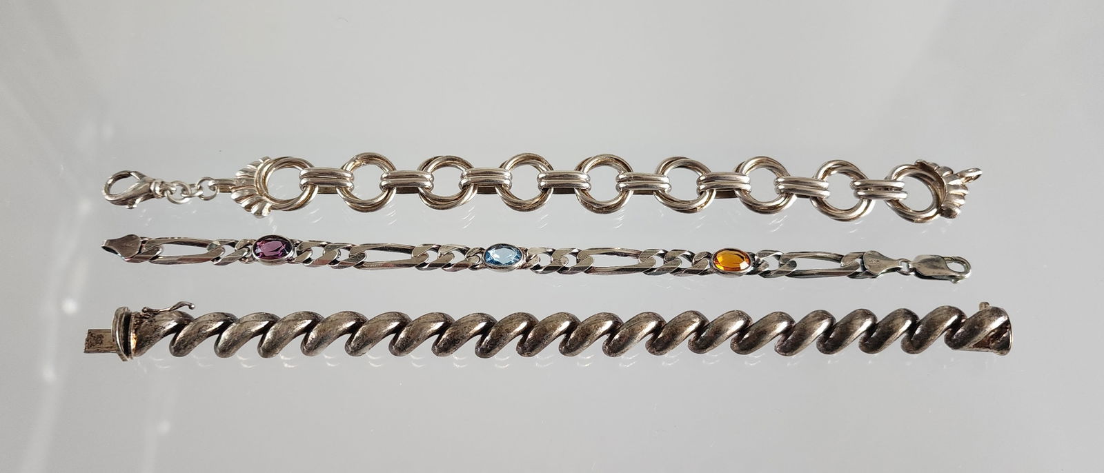 Estate Vintage Lot of 3 Italian Sterling Silver Chain Bracelets: Estate Vintage Lot of 3 Italian Sterling Silver Chain Bracelets Marks:1-925 AT/Italy 2-925/ Italy 3-925 AT/Italy Total weight: 67 grams. Provenance: Estate of Victoria Salter (1944-2024) Victoria Salt