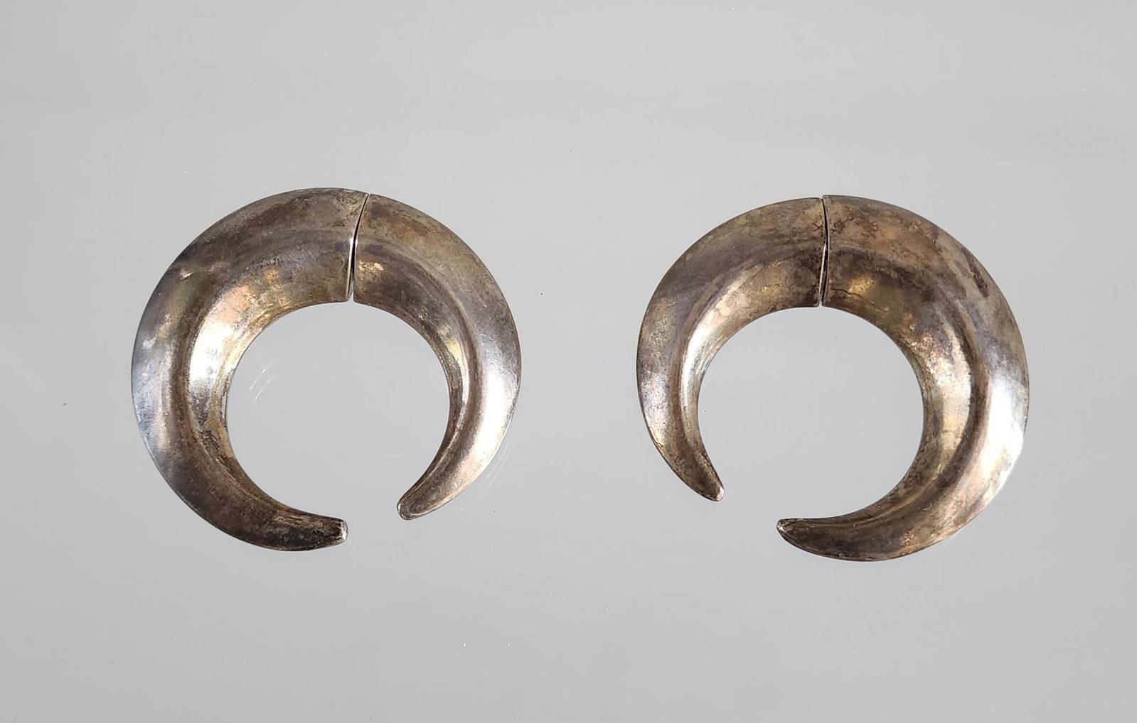 Estate Vintage Sterling Silver Horn/ Crescent Shaped Earrings: Estate Vintage Sterling Silver Horn or Crescent Shaped Earrings Marks: 925 Total weight: 21.9 grams. Provenance: Estate of Victoria Salter (1944-2024) Victoria Salter was the daughter of Harry Salter,