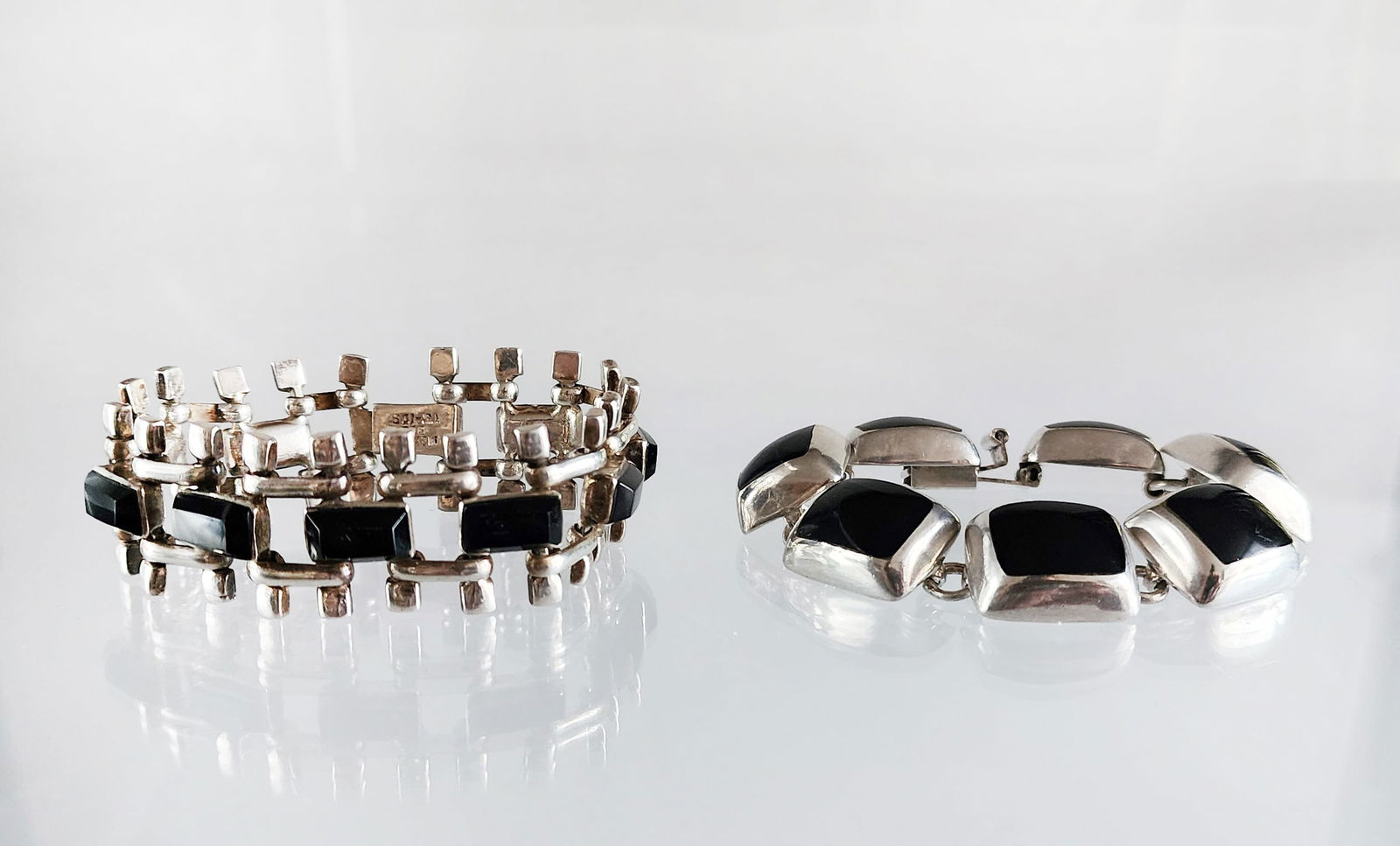 Estate Vintage Lot of 2 Sterling Silver & Onyx Mexican Link Bracelets: Estate Vintage Lot of 2 Sterling Silver & Onyx Mexican Link Bracelets. Marks:1-Mexico/ 950/ 75-108 2- Mexico 925/ TS-79 Total weight: 123 grams. Provenance: Estate of Victoria Salter (1944-2024) Victo