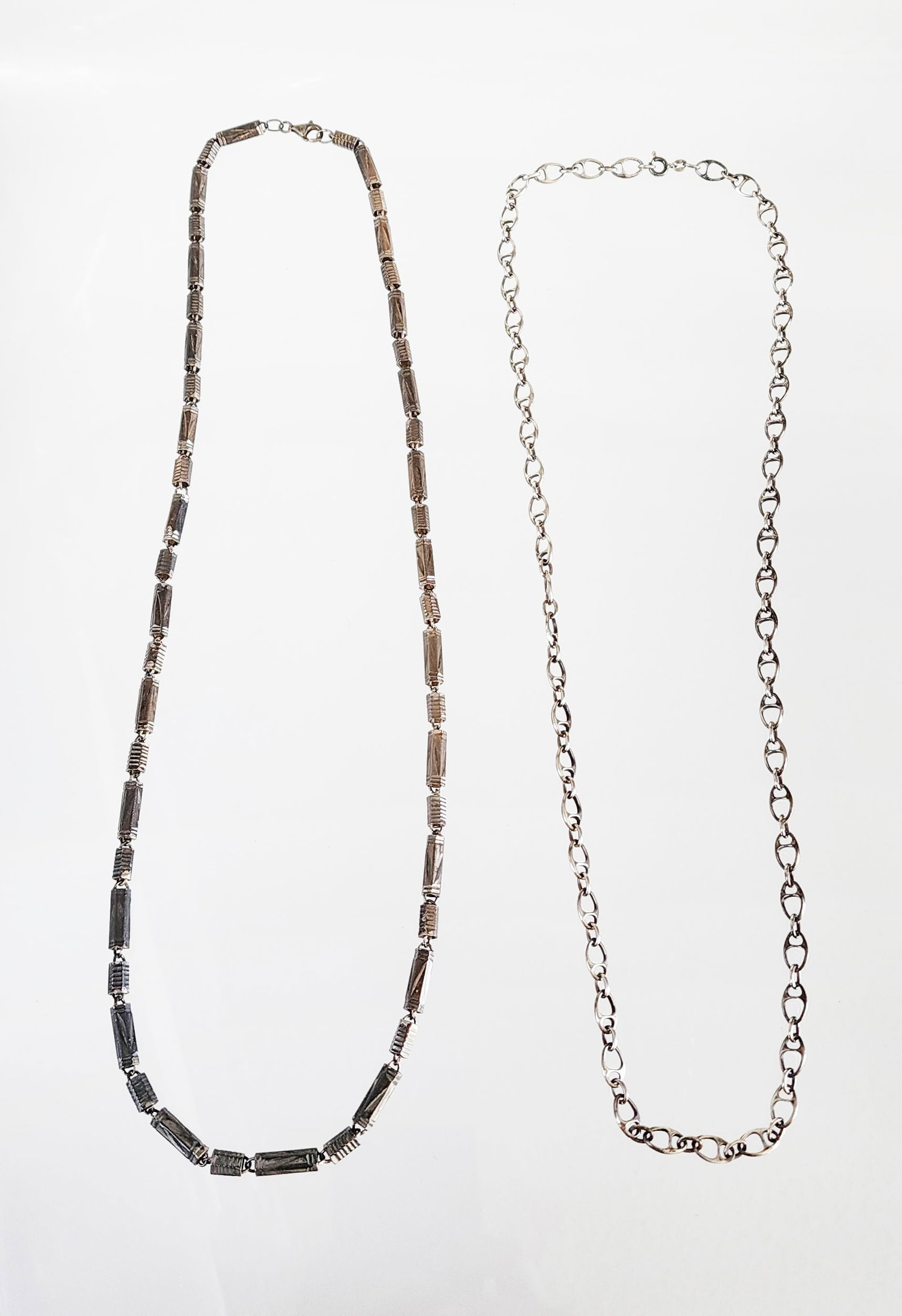Lot of 2 Estate Vintage Sterling Silver Mens 30 in Chain Necklaces: Lot of 2 Estate Vintage Sterling Silver Mens 30 in. Chain Necklaces. Marks:1- 925/ 127 AR [Arezzo, Italy], 2- 925. Total weight: 69.5 grams. Provenance: Estate of Victoria Salter (1944-2024) Victoria 