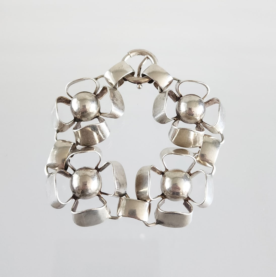 Estate Vintage Sterling Silver 1960s Mod Floral Bracelet: Estate Vintage Sterling Silver Mod Floral Bracelet, ca. 1960s-70s Marks: Starling Total weight: 40 grams. Provenance: Estate of Victoria Salter (1944-2024) Victoria Salter was the daughter of Harry Sa