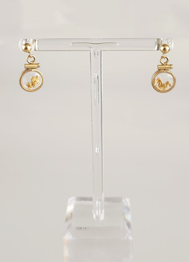 Estate Vintage Natural Gold Nugget & 12K GF Earrings: Estate Vintage 12K gold filled earrings with natural gold nugget pieces. Marks:1/20 12K GF Total weight: 1.4 grams.(2) Provenance: Estate of Victoria Salter (1944-2024) Victoria Salter was the daughte