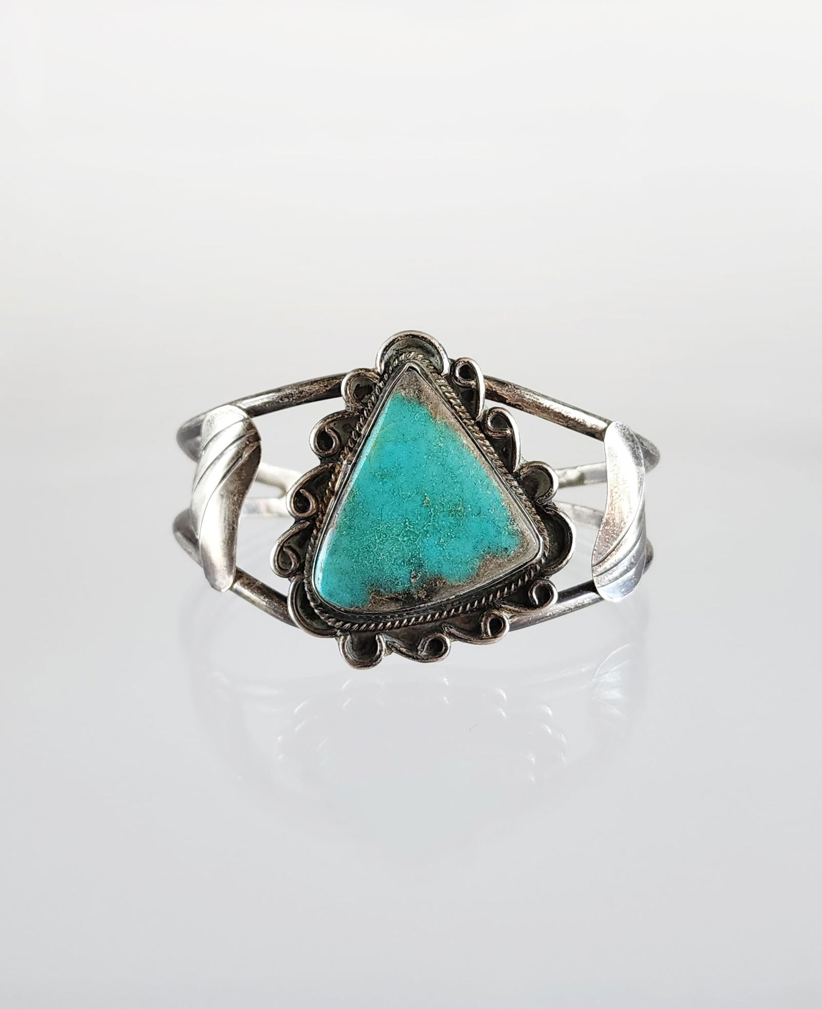 Estate Vintage Native American Sterling Silver & Turquoise Cuff Bracelet: Estate Vintage Native American Sterling Silver & Turquoise Cuff Bracelet. Marks:unmarked Total weight: 33 grams. Provenance: Estate of Victoria Salter (1944-2024) Victoria Salter was the daughter of H