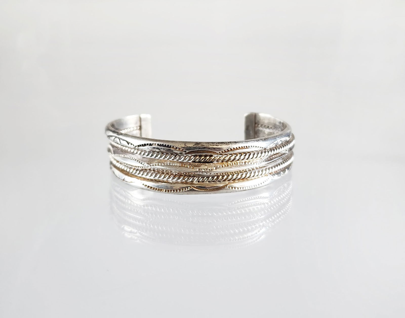 Estate Vintage Native American Navajo Sterling Silver Cuff Bracelet: Estate Vintage Native American Tahe Navajo Sterling Silver Cuff Bracelet. Marks:Tahe/ Sterling Total weight: 34 grams. Provenance: Estate of Victoria Salter (1944-2024) Victoria Salter was the daughte