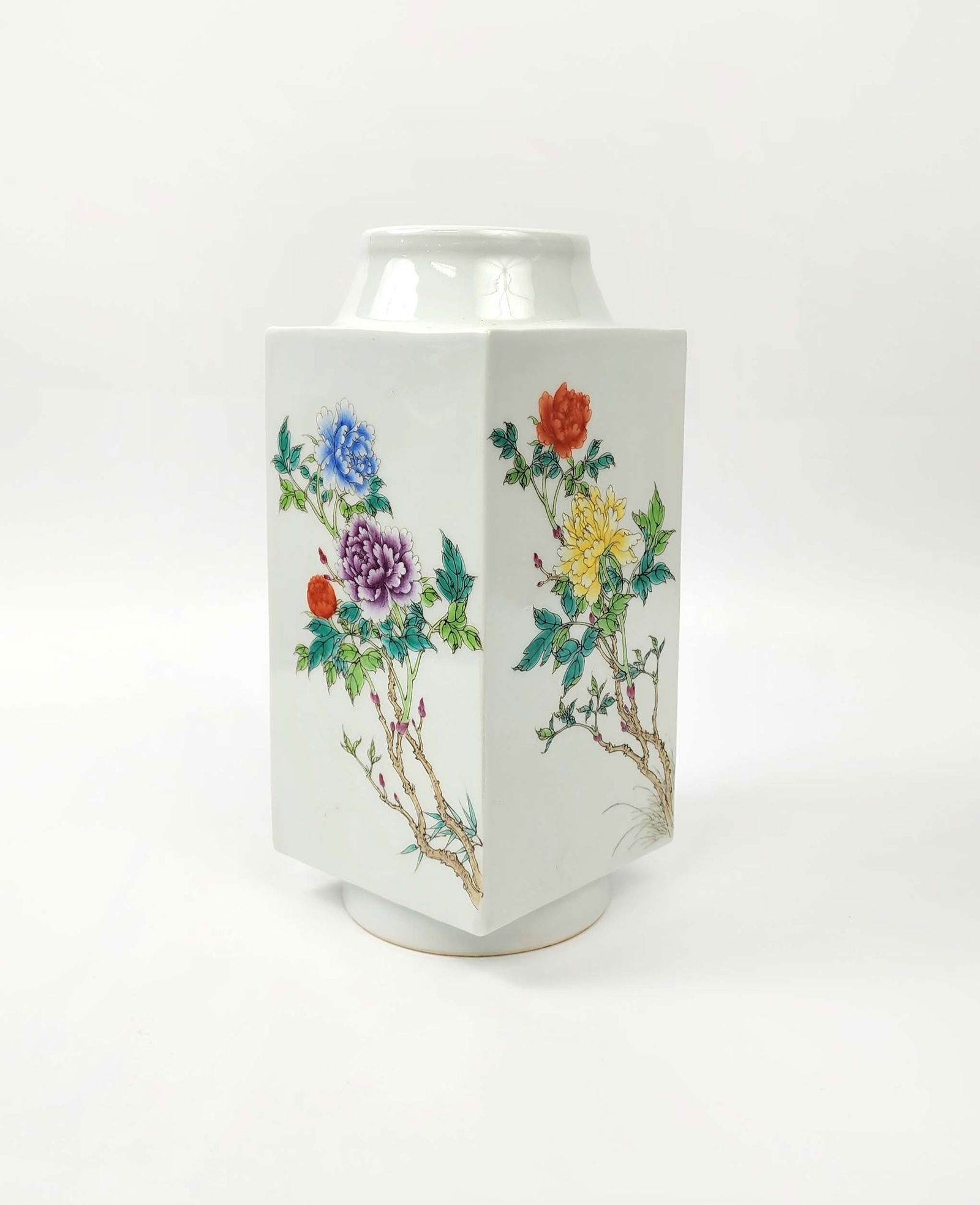 Chinese Export Jingdezhen Cong Shaped Porcelain Vase: Chinese Export Jingdezhen Cong Shaped Porcelain Vase , h. 11 inches, circa 1960s- early 1970s. Provenance: Estate of a New York collector/ dealer. The collection assembled between early 1950s to 1970s