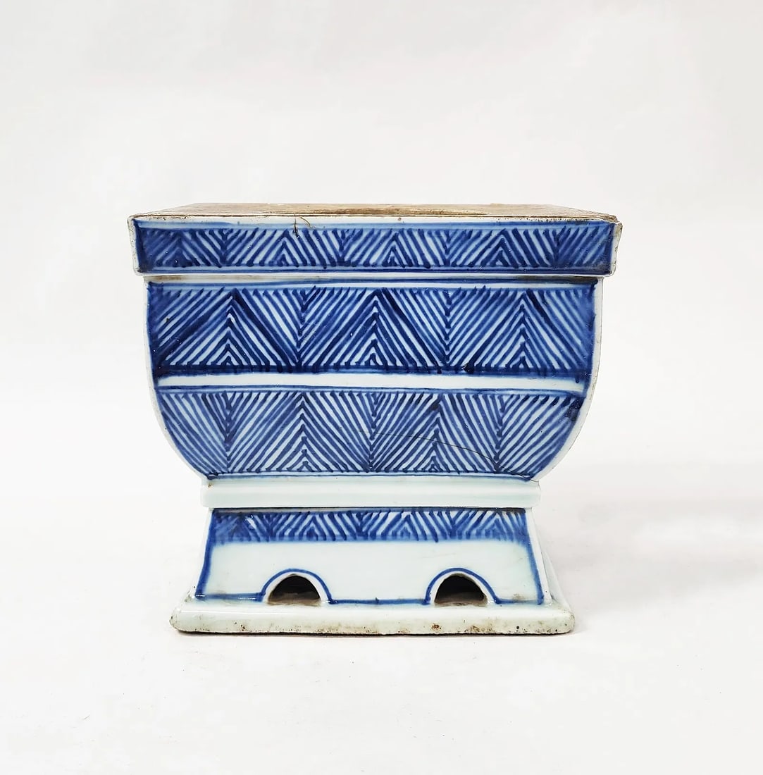 Antique Chinese Blue & White Porcelain Censer or Urn (1 of 13)