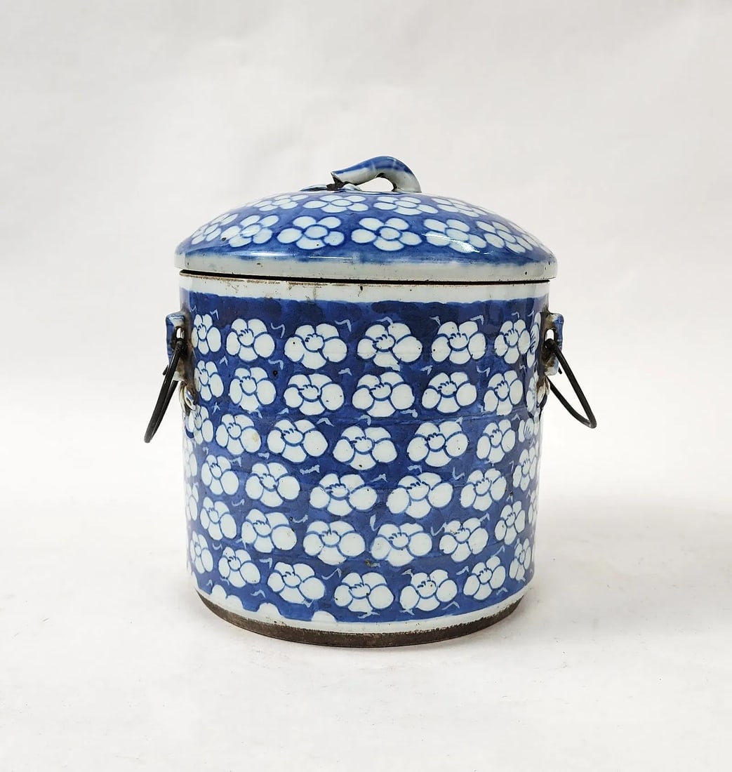 Antique Chinese Blue & White Porcelain Covered Jar: Antique Chinese Blue & White Porcelain Covered Jar, ca. 19th century. Provenance: Estate of a New York collector/ dealer. The collection assembled between early 1950s to 1970s.
