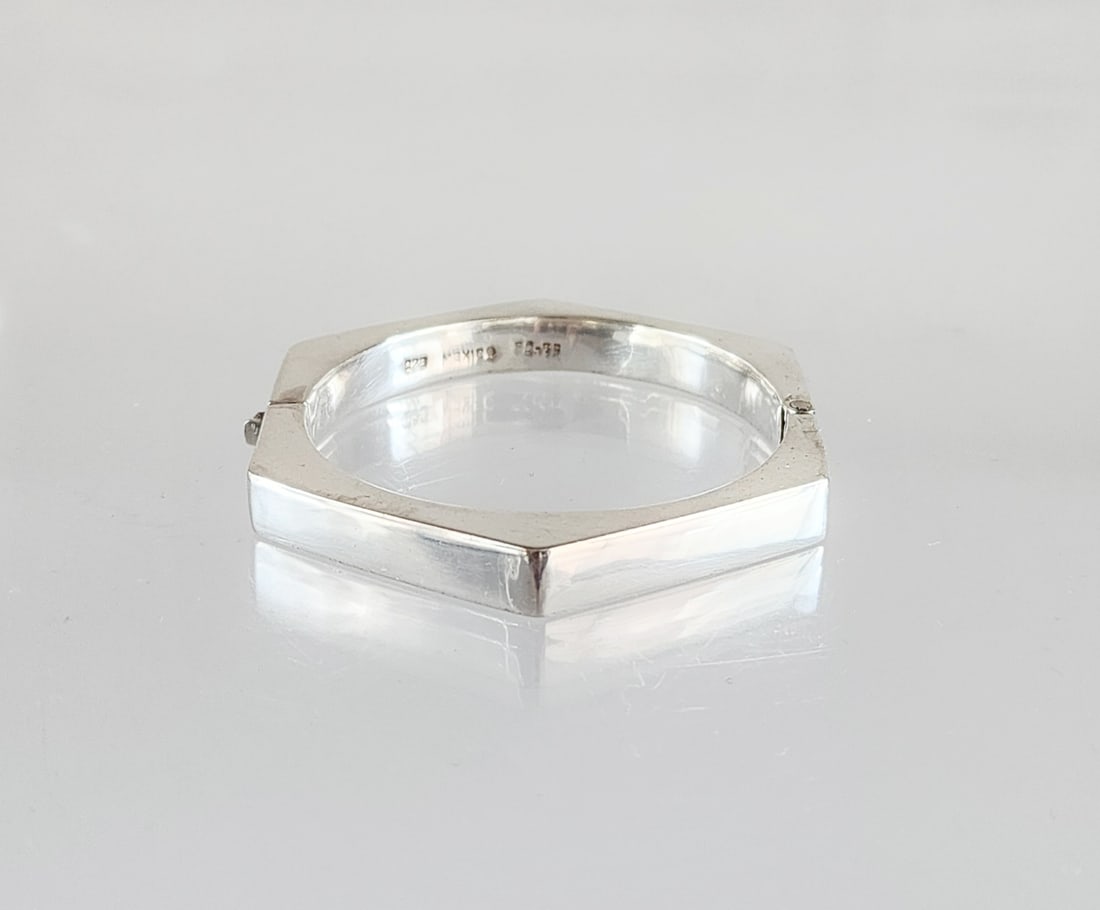 Estate Vintage Sterling Silver Mexican Octagonal Hinge Bracelet: Estate Vintage Sterling Silver Mexican Octagonal Hinge Bracelet 18.5mm Marks: 925/Mexico/-S-79 Total weight: 31.8 grams. Provenance: Estate of Victoria Salter (1944-2024) Victoria Salter was the daugh