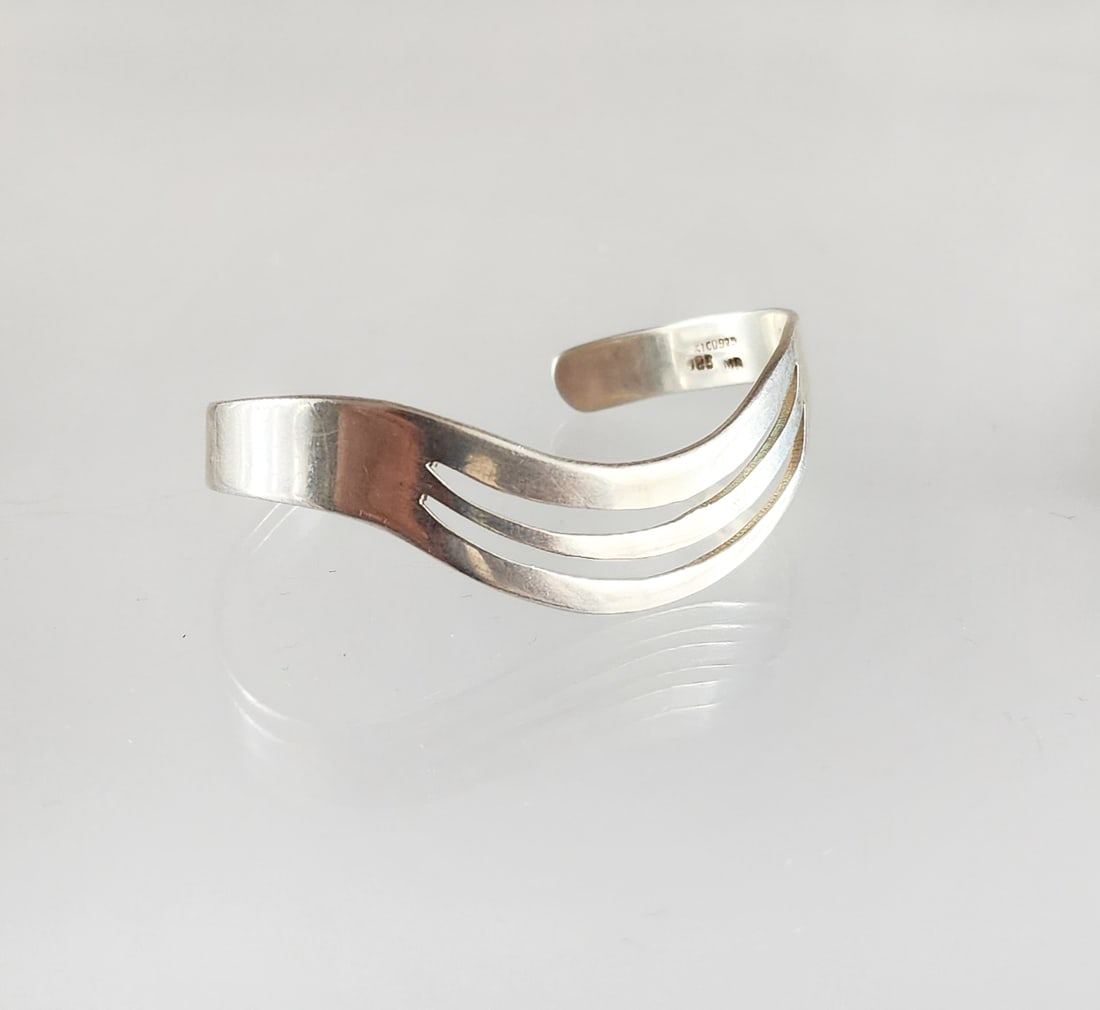 Estate Vintage Mexican Sterling Silver Modernist Cuff Bracelet: Estate Vintage Mexican Sterling Silver Modernist Cuff Bracelet, ca. mid 20th century. Marks: Mexico/ 925/MR. Total weight: 21 grams. Provenance: Estate of Victoria Salter (1944-2024) Victoria Salter w