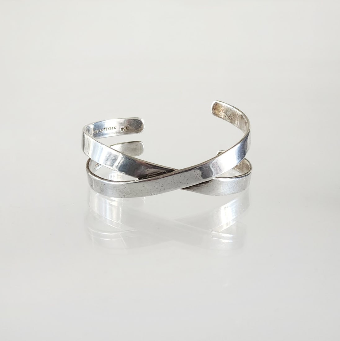 Estate Vintage Mexican Sterling Silver Criss Cross Cuff: Estate Vintage Sterling Silver Mexican Criss Cross Cuff Marks: TV-39/Mexico/925 Total weight: 36.3 grams. Provenance: Estate of Victoria Salter (1944-2024) Victoria Salter was the daughter of Harry Sa