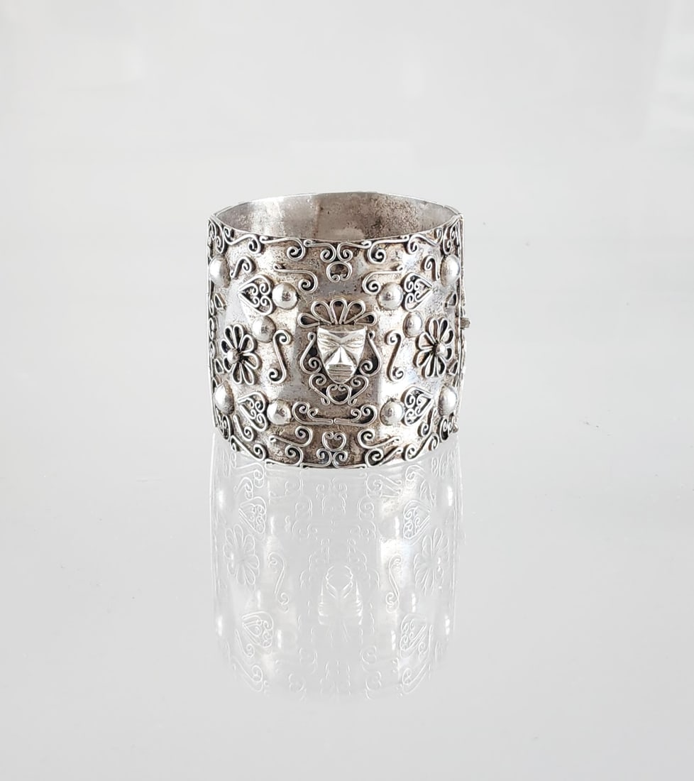 Estate Vintage 900 Silver Mexican Bracelet with Filigree Motif: Estate Vintage 900 Silver Mexican Bracelet with Filigree Motif, circa 1940s. Circumference 185mm. Marks:Hecho En /[Horseshoe] /900 Total weight: 87 grams. Provenance: Estate of Victoria Salter (1944-2