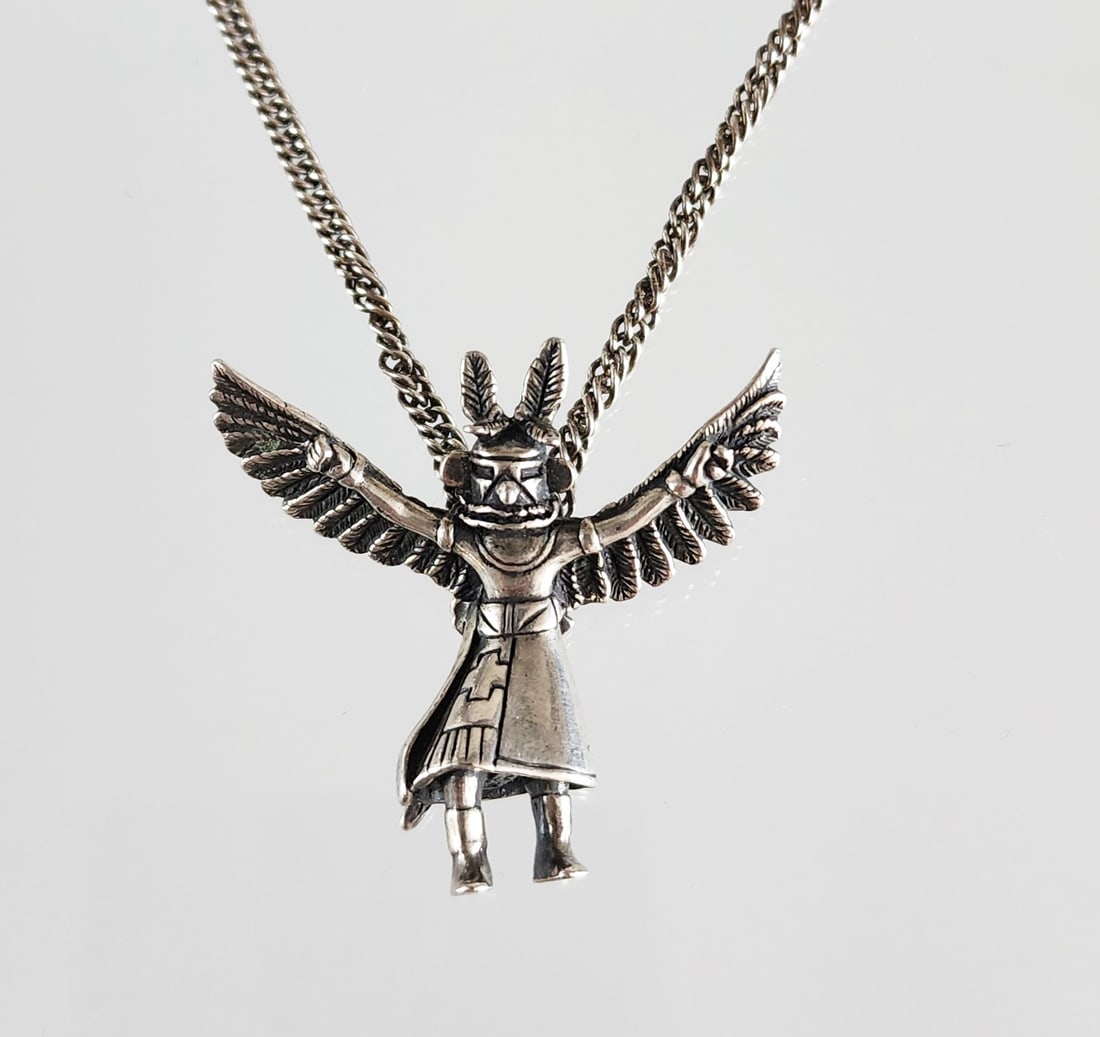 Estate Vintage Sterling Silver Carolyn Pollack Relios Kachina Pendant: Estate Vintage Sterling Silver Carolyn Pollack Relios Kachina Pendant Marks: Pendant-m925/ [makers marks], chain- 925/Italy. Total weight:25.5 grams. Provenance: Estate of Victoria Salter (1944-2024) 
