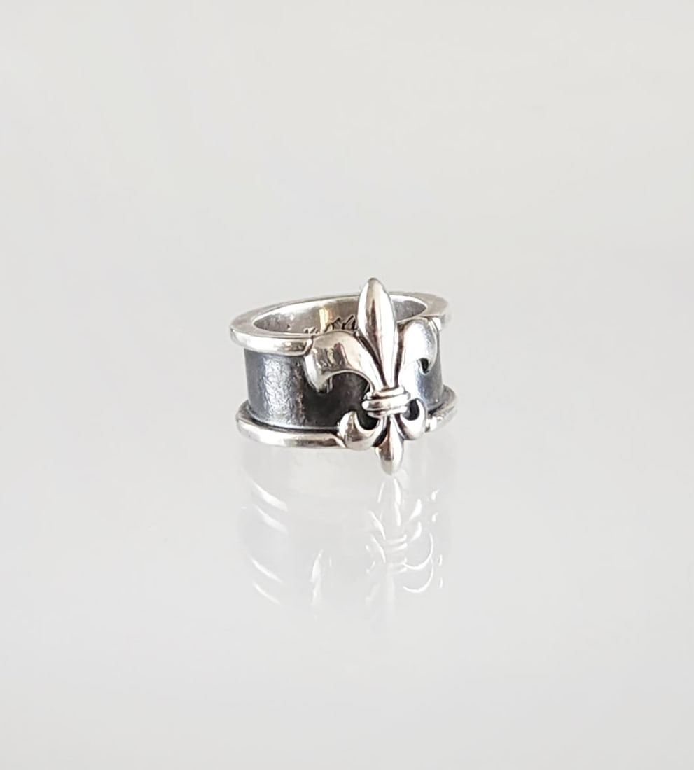 Estate Vintage Mignon Faget Signed Sterling Silver Fleur De Lis Ring: Estate Vintage New Orleans Jeweler Mignon Faget Signed Sterling Silver Fleur De Lis Ring. Size 7. Marks: Mignon Faget Total weight: 12.7 grams. Provenance: Estate of Victoria Salter (1944-2024) Victor