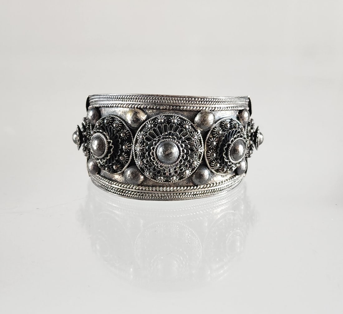 Estate Vintage Alex & Co Siam Sterling Silver Cuff: Estate Vintage Alex & Co Siam Sterling Silver Cuff, ca. mid 20th century. Marks: Alex & Co/ SIAM/ Sterling Total weight: 48.5 grams. Provenance: Estate of Victoria Salter (1944-2024) Victoria Salter w