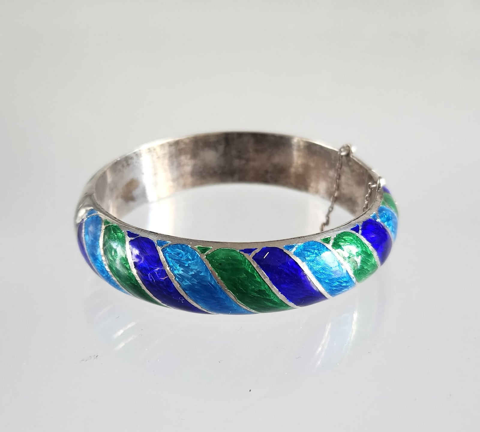 Estate Vintage Thai Sterling Silver Cloisonne Enameled Bracelet: Estate Vintage Thai Export Sterling Silver Cloisonne Enameled Bracelet, ca. early to mid 20th century. Marks: 925/ THAILAND Total weight: 28 grams. Provenance: Estate of Victoria Salter (1944-2024) Vi