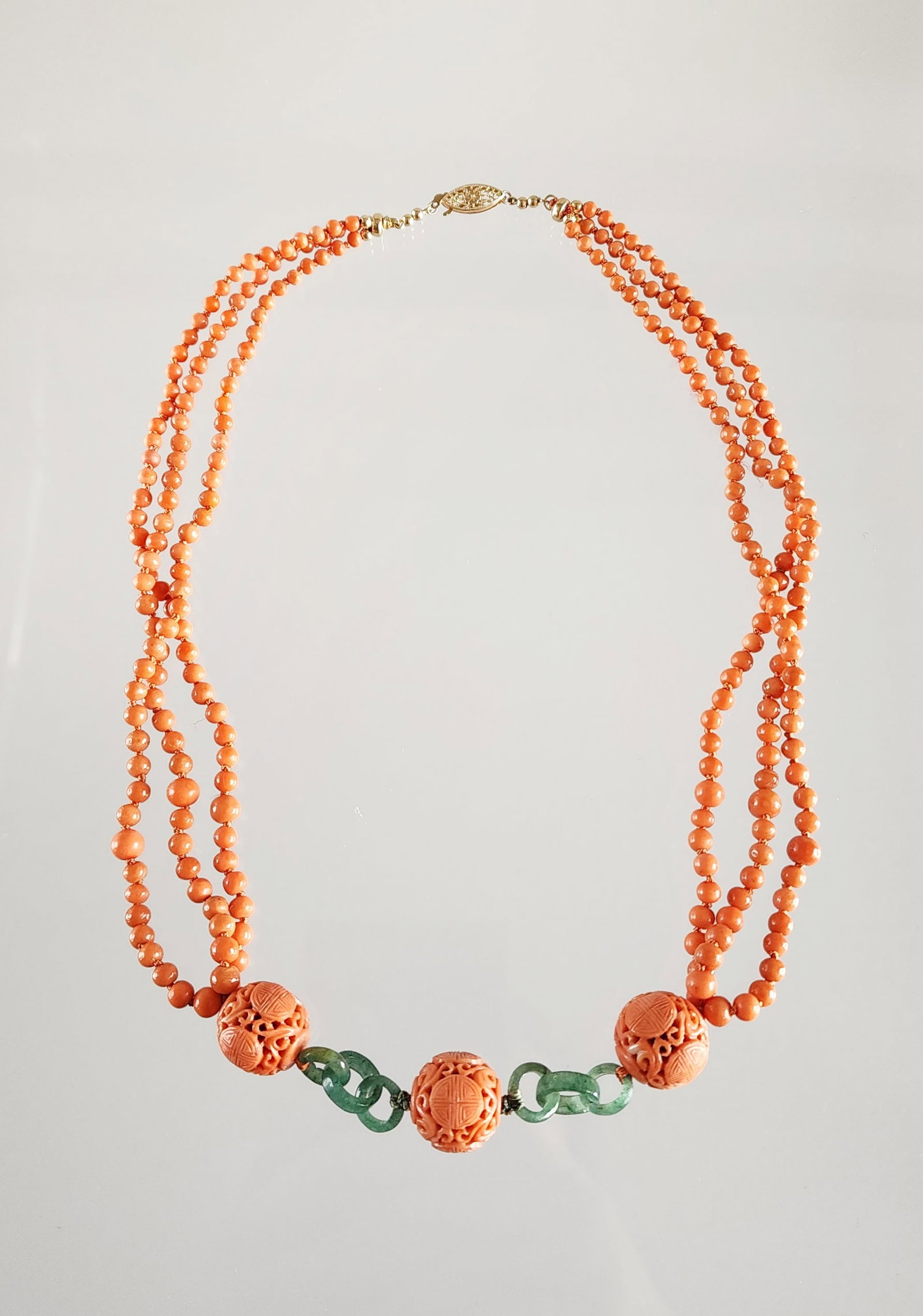 Estate Vintage Antique Chinese Carved Coral Beads, Jade & 14k Gold Necklace: Estate Vintage Antique Chinese Carved Coral Beads, Jade & 14k Gold Hand Knotted Necklace. Marks: 14K Total weight: 54 grams. Length: 22 inches.