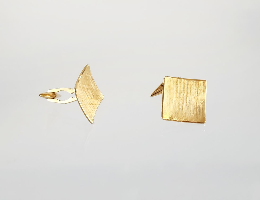 Vintage Bottazzo Gino Vincenza, Italy Signed 18 K Gold Modernist Cufflinks: Vintage Italian jeweler Bottazzo Gino di Massimiliano, Vincenza Signed 18 K Yellow Gold Modernist Cufflinks, ca. 1960s-1970s. Marks: BREV/ 750/ 62 VI. Total weight: 19.5 grams. Provenance: Private col