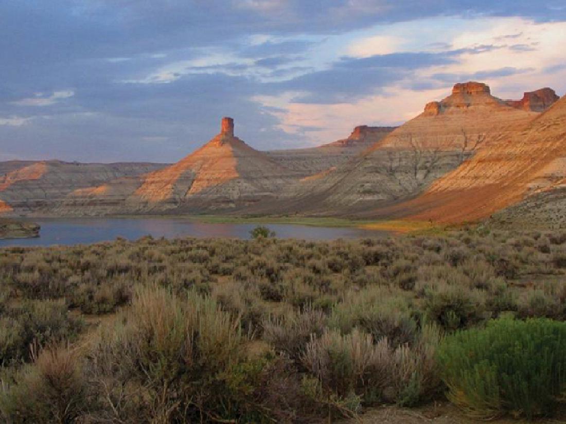 FORECLOSURE! JUST TAKE OVER PAYMENTS! BEAUTIFUL 40 ACRE: 40 Acre, Sweetwater County, WY Gov File # L-04150 APN: SW 1/4 NE 1/4 SECTION 1 T22N R90W (FINANCED) 04-2290-01-1-00-042.00 138042 0422900110004200 This auction is a bid-and-assume. Your bid is for the