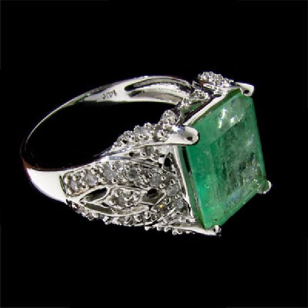 APP:5.5k 14kt. White Gold 2.99CT Emerald & Diamond Ring