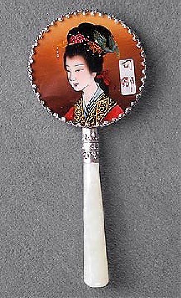 Geisha Hand Mirror - Collectable: Geisha Hand Mirror - Bid with utmost confidence from GAA. We have been in business for over 35 years, and pride ourselves on perfect customer service. For more informat