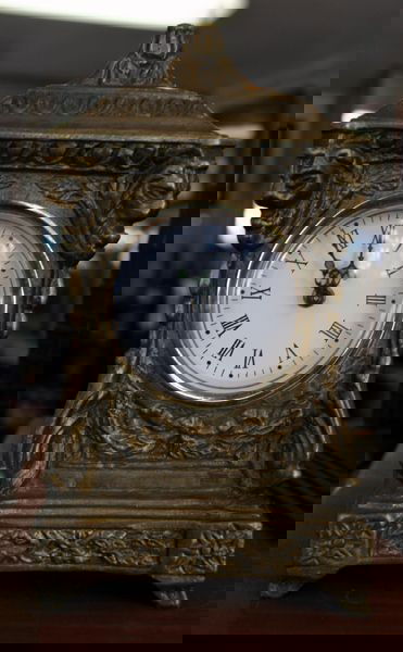 Small Antique Clock: Small Antique Clock - Thank you for viewing this Item. We hope that you are successful in your bidding. For over 30 years we have given the best possible customer service to our 1000's of repeat buyer