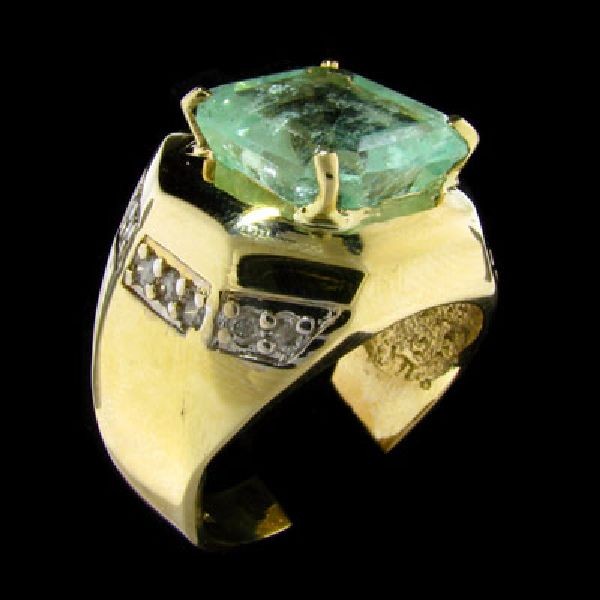APP: 8.6k 14 kt. Y/W Gold, 9.20CT Green Beryl & Diamond: 14 kt. Y/W Gold, 9.20CT Green Beryl and Diamond Ring - Appraisal Value: $8.5K - Bid with utmost confidence from GovernmentAuction.com. We have been in business for over 35 years, and pride ourselves o