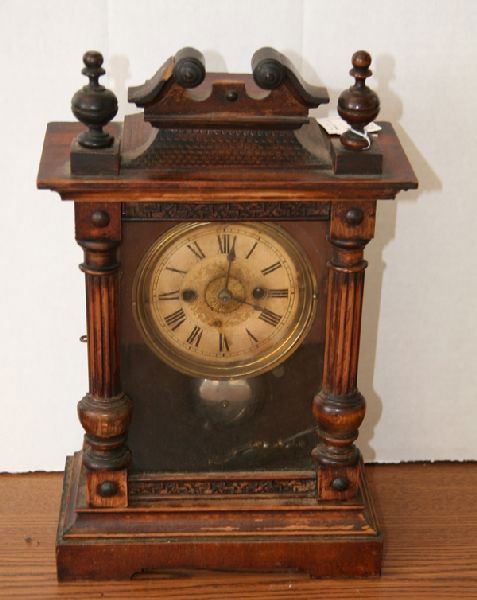 Early American Mantelpiece Clock: Early American Mantelpiece Clock- Thank you for viewing this Item. We hope that you are successful in your bidding. For over 30 years we have given the best possible customer service to o