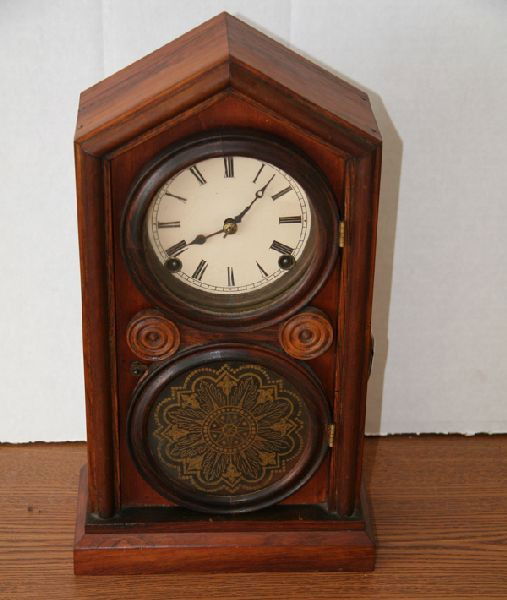 Early American Mantelpiece Clock: Early American Mantelpiece Clock- Thank you for viewing this Item. We hope that you are successful in your bidding. For over 30 years we have given the best possible customer service to o