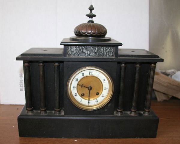 Early American Mantelpiece Clock: Early American Mantelpiece Clock- Thank you for viewing this Item. We hope that you are successful in your bidding. For over 30 years we have given the best possible customer service to o