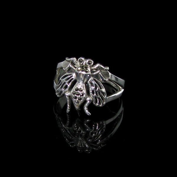 Marcasite & Sterling Silver Ring: Marcasite and Sterling Silver Ring - Bid with utmost confidence from GovernmentAuction.com. We have been in business for over 35 years, and pride ourselves on perfect customer service.