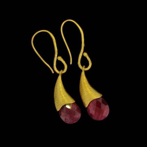 APP: 11k 24kt Gold 19CT Ruby & Sterling Silver Earrings: 24 kt. Gold Overlay 19.98CT Ruby, and Sterling Silver Earrings - Appraisal Value: $11.3K - Bid with utmost confidence from GovernmentAuction.com. We have been in business for over 35 years, and pride 